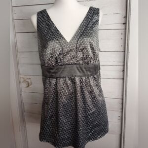 New York & Company Gray White Sleeveless Top Size 12 V-Neck Satin Waist Career
